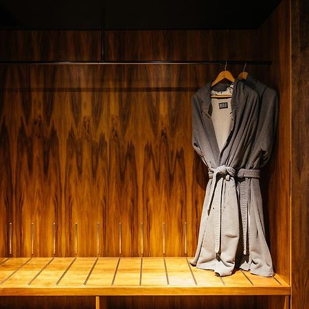 Macq 01 Hotel Гобарт Екстер'єр фото A bathrobe hanging on a wooden bench
