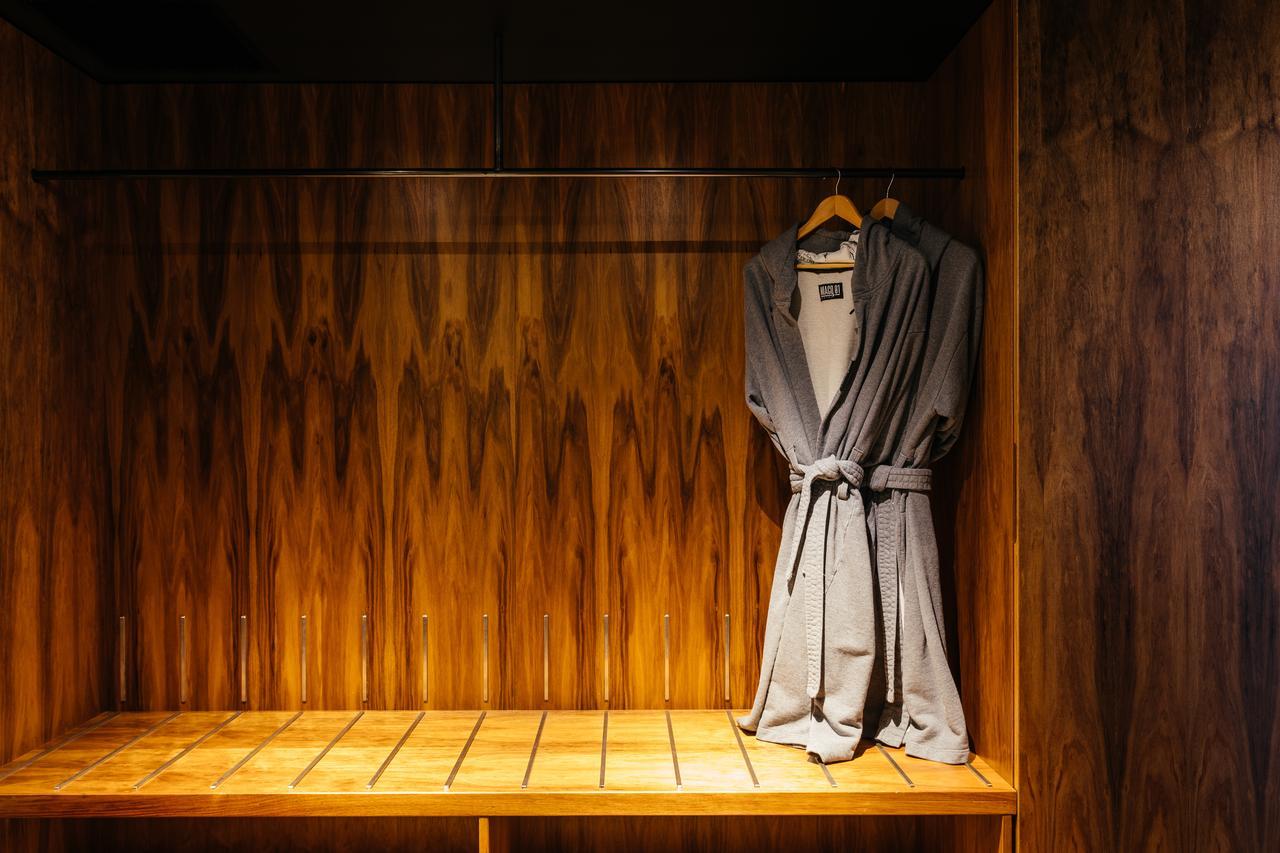 Macq 01 Hotel Гобарт Екстер'єр фото A bathrobe hanging on a wooden bench